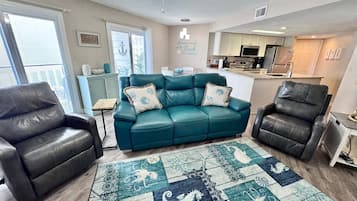 Condo, Plusieurs lits, balcon, vue sur la piscine (Regatta 203C) | Aire de séjour