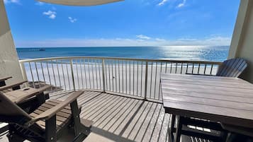 Apartamento, varias camas, balcón (Royal Palms 701) | Restaurante al aire libre