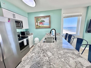 Condo, varias camas, balcón (Royal Palms 701) | Cocina privada | Cafetera y tetera 