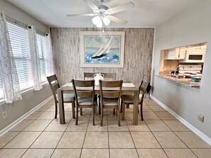 คอนโด, หลายเตียง, ห้องครัว, วิวสระว่ายน้ำ (Sea Breeze 318) | 2 ห้องนอน, ห้องพักตกแต่งอย่างมีเอกลักษณ์, ตกแต่งพิเศษโดยเฉพาะ