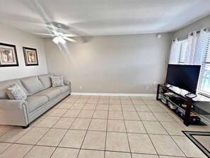 Apartment, Mehrere Betten, Küche, Poolblick (Sea Breeze 318) | Wohnbereich