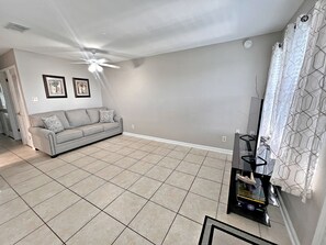 Condo, Multiple Beds, Kitchen, Pool View (Sea Breeze 318) | Interior