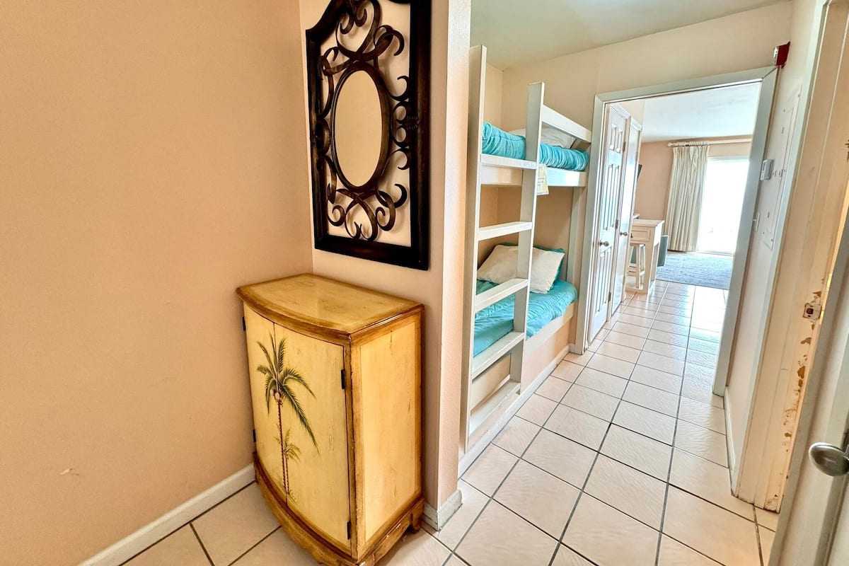 Apartment, Mehrere Betten, Terrasse (Seacrest 703) | 2 Schlafzimmer, individuell dekoriert, individuell eingerichtet