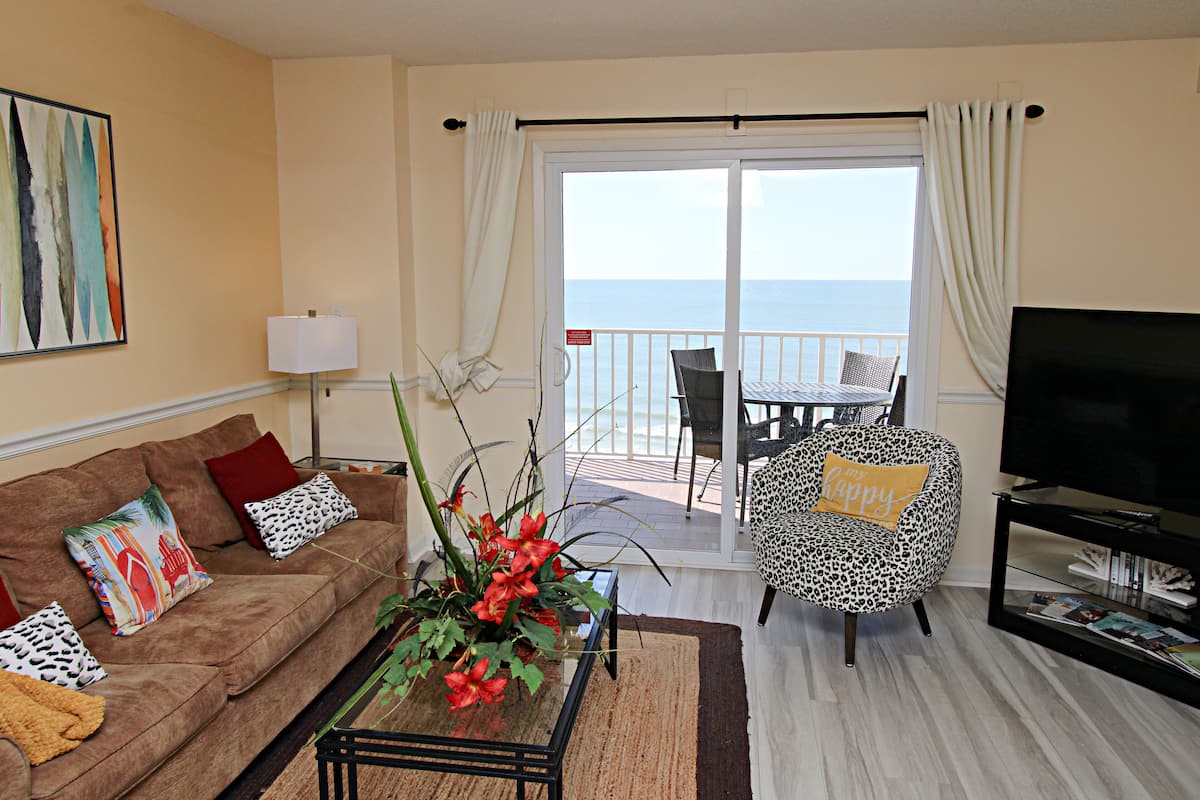 Apartment, Mehrere Betten, Balkon (Seacrest 806) | Wohnbereich
