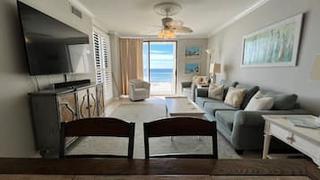 Condo, várias camas, acesso à piscina (Shoalwater 404) | Área de estar | Dock para MP3