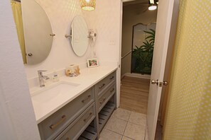 House, Multiple Beds, Balcony, Beach View (Southwinds 6) | Bathroom | Towels