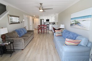 House, Multiple Beds, Balcony, Beach View (Southwinds 6) | Living area