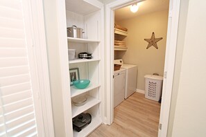 House, Multiple Beds, Balcony, Beach View (Southwinds 6) | Laundry