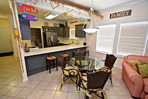 Appart'hôtel, plusieurs lits, balcon, vue piscine (Spinnaker Pointe 1B) | Cuisine privée | Cafetière/bouilloire