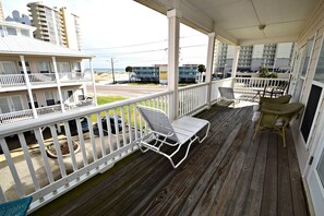 Lejlighed - flere senge - balkon - udsigt til pool (Spinnaker Pointe 1B) | Udsigt fra værelset
