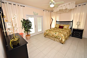 Appart'hôtel, plusieurs lits, balcon, vue piscine (Spinnaker Pointe 1B) | 3 chambres, décoration personnalisée, ameublement personnalisé