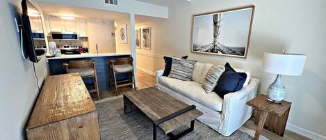コンドミニアム クイーンベッド 1 台ソファーベッド付き バルコニー プールビュー (Sugar Beach 306) | リビング エリア
