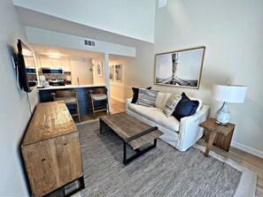 Lägenhet - 1 queensize-säng med bäddsoffa - balkong - utsikt mot poolen (Sugar Beach 306) | Vardagsrum