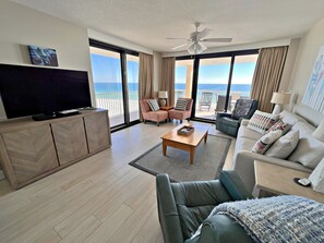 Appart'hôtel, plusieurs lits, balcon, vue océan (Summerhouse 501A) | Coin séjour