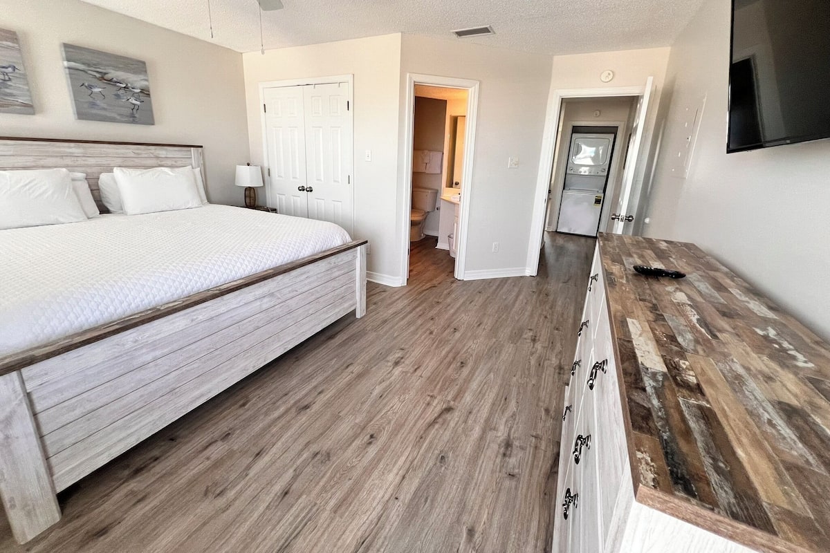 3 bedrooms, individually decorated, individually furnished, bed sheets