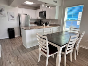 Maison, Plusieurs lits, patio, vue sur la plage (Sun Dreams II East) | Cuisine privée | Cafetière-théière