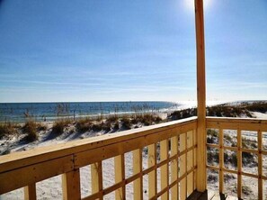 Condo, Plusieurs lits, accès à la piscine, vue sur la piscine (Sunrise Village 101) | Vue de la chambre