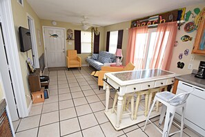 Condo, Plusieurs lits, accès à la piscine, vue sur la piscine (Sunrise Village 101) | Aire de séjour
