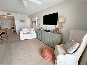Condo, varias camas, acceso a la alberca (Surf Side Shores 2203) | Área de sala de estar