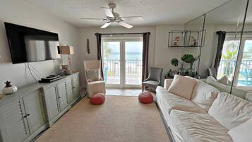 Condo, várias camas, acesso à piscina (Surf Side Shores 2203) | Área de estar