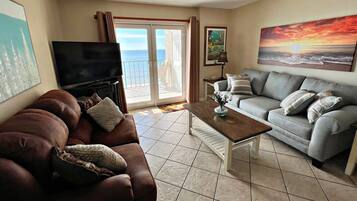 Apartment, Mehrere Betten, Balkon (Surf Side Shores 1405) | Wohnbereich