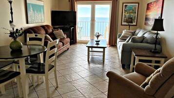 Apartment, Mehrere Betten, Balkon (Surf Side Shores 1405) | Wohnbereich