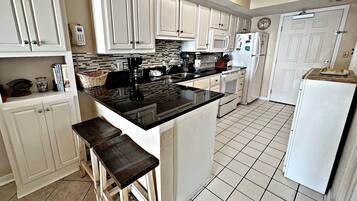 Leilighet, flere senger, balkong (Surf Side Shores 1405) | Eget kjøkken | Kaffetrakter/tekoker