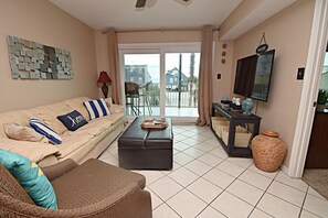 콘도, 침대(여러 개), 발코니, 정원 전망 (The Landing 105) | 거실 공간