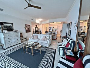 Apartment, Mehrere Betten, Poolzugang, Poolblick (The Moorings 107) | Wohnbereich