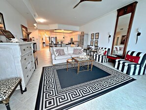 Apartment, Mehrere Betten, Poolzugang, Poolblick (The Moorings 107) | Innenbereich