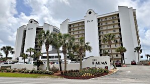 A multi-story hotel with a prominent sign reading "The Palms." - The Palms (Orange Beach)