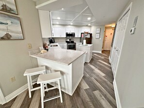 公寓式客房, 多张床, 使用泳池 (The Palms 611) | 私人厨房 | 茶具/咖啡用具