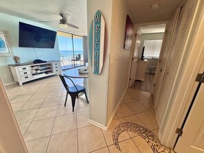 คอนโด, หลายเตียง, ระเบียง (The Whaler 6C) | ภายใน