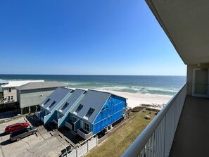 コンドミニアム ベッド (複数台) バルコニー プールビュー (Tradewinds 507) | ビーチ / オーシャン ビュー