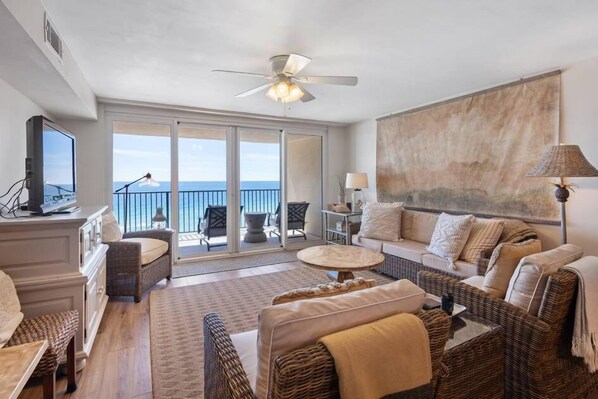 Condo, nhiều giường, ban công (Wind Drift 704E) | Khu phòng khách