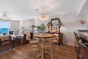 Condo, nhiều giường, ban công (Wind Drift 704E) | 2 phòng ngủ, trang trí khác biệt 