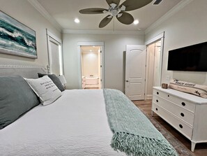 Apartment, Mehrere Betten, Küche, Poolblick (Southern Coastal) | 3 Schlafzimmer, individuell dekoriert, individuell eingerichtet