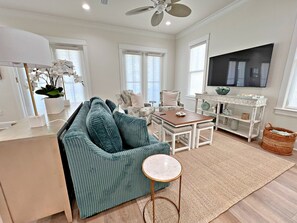 Appart'hôtel, plusieurs lits, cuisine, vue piscine (Southern Coastal) | Coin séjour