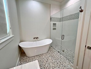 Apartment, Mehrere Betten, Küche, Poolblick (Southern Coastal) | Badezimmer | Handtücher