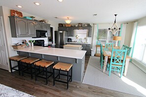 Maison, plusieurs lits, patio, vue plage (Pelican's Rest Beach House) | 3 chambres, décoration personnalisée, ameublement personnalisé