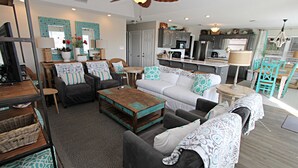 하우스, 침대(여러 개), 파티오, 해변 전망 (Pelican's Rest Beach House) | 거실 공간