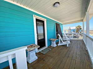 Maison, plusieurs lits, patio, vue plage (Pelican's Rest Beach House) | Vue de la chambre