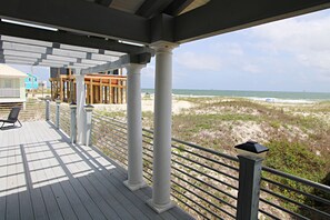 บ้านพัก, หลายเตียง, ลานระเบียง, วิวทะเล (Sand in my Boots) | วิวจ��ากห้องพัก