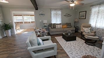 Casa, varias camas, patio, vista al jardín (The Peaceful One) | Área de sala de estar