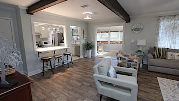 Casa, varias camas, patio, vista al jardín (The Peaceful One) | Área de sala de estar