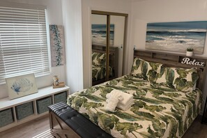 5 bedrooms, desk, WiFi, bed sheets