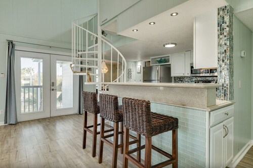 TX Crush Canal Home & POOL, Bar & Patio, Boat Slip and Quick Access to the Bay!