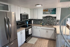 冷蔵庫、電子レンジ、オーブン、コンロ