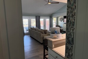 Una Smart TV, una pantalla de ordenador, una impresora