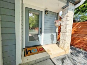 Exterior detail - 2B3B+Studio: Great yard+deck mins to downtown (Austin)